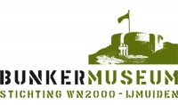 Bunkermuseum in IJmuiden (grootouder en kleinkind)